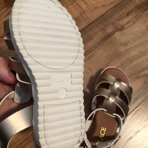 Gold sandals size 7 - Picture 3 of 3